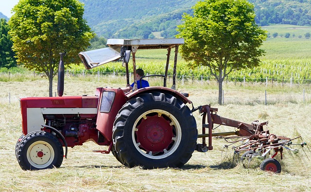traktor v práci